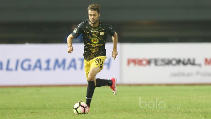 Pemain Barito Putra, Douglas Ricardo Packer saat melawan Bhayangkara FC pada laga Liga 1 2017 di Stadion Patriot, Bekasi, (4/7/2017). (Bola.com/Nicklas Hanoatubun)