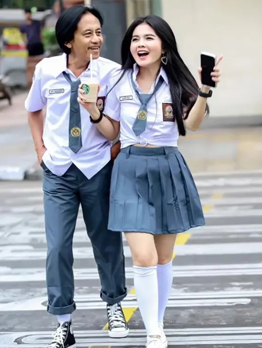Pasangan yang pada tahun 2008 itu masih cocok jadi pasangan ABG yang lagi bucin saat tampil di jalanan Kota Bandung. (FOTO: instagram.com/karinaranau9)