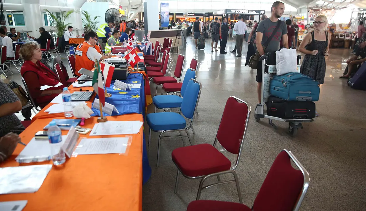 Calon penumpang melintas di area terminal International Bandara I Gusti Ngurah Rai, Bali, Kamis (30/11). Aktivitas kedatangan dan keberangkatan Bandara Internasional I Gusti Ngurah Rai sudah beroperasi dengan normal. (Liputan6.com/Immanuel Antonius)