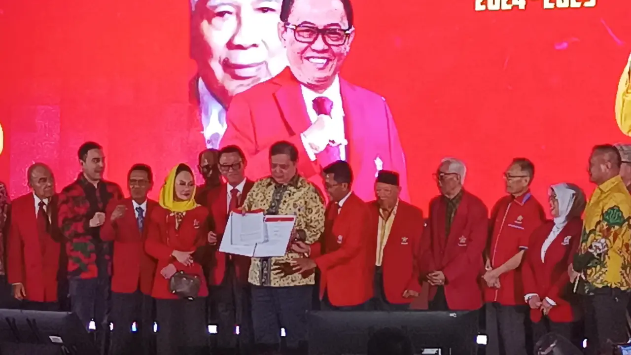 Sentral Organisasi Karyawan Swadiri Indonesia (SOKSI) resmi mendukung Airlangga Hartarto untuk menjabat kembali sebagai Ketua Umum Partai Golkar pada periode yang akan datang (Nur Habibie/Merdeka.com)