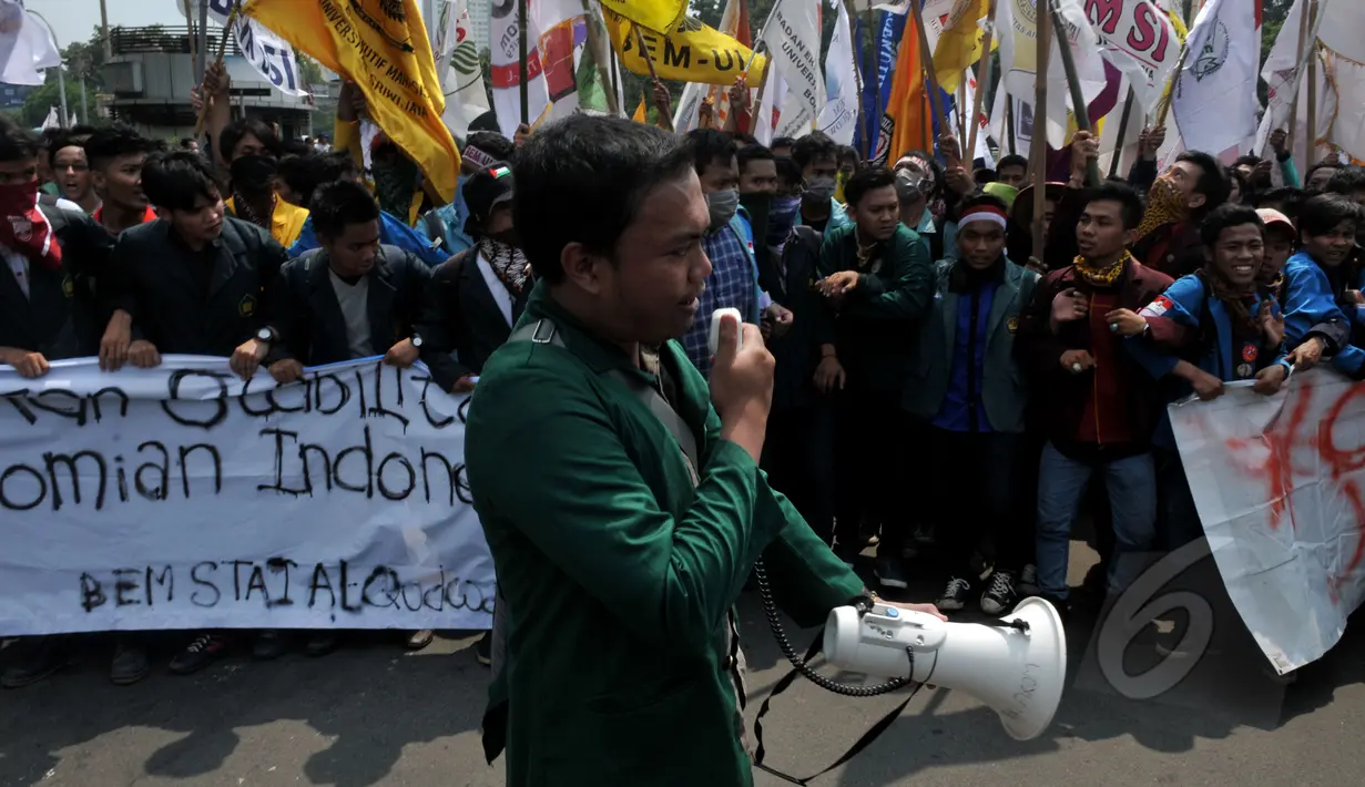 Para mahasiswa tampak berorasi menyuarakan tuntutan mereka di  depan Istana Negara, Jakarta, Kamis (21/5/2015).  Aksi tersebut menuntut agar Pemerintahan memprioritaskan masyarakat pribumi daripada asing. (Liputan6.com/Johan Tallo)
