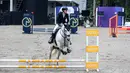 Selebritas Indonesia, Raya Kohandi menunggangi kudanya saat berkompetisi dalam cabang olahraga berkuda nomor show jumping Turnamen Olahraga Selebriti Indonesia (TOSI) Season 3 yang berlangsung di Arthayasa Stable, Depok, Jawa Barat, Jumat (01/11/2024). (Bola.com/Bagaskara Lazuardi)