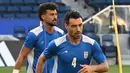 Bek Iran, Ramin Rezaeian (belakang) dan Shojae Khalilzadeh mengambil bagian dalam sesi latihan di Carson Sports Park, California pada Minggu 14 Juni 2026, menjelang pertandingan Grup G Piala Dunia 2026 melawan Selandia Baru. (Patrick T. Fallon/AFP)