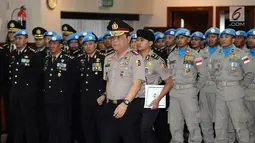 Wakapolri Komjen Pol Syafruddin jelang menyematkan Satya Lencana Bhakti Buana kepada anggota kepolisian yang menyelesaikan misi internasional di Jakarta (31/1). 200 polisi mendapatkan bintang kehormatan tersebut. (Liputan6.com/Helmi Fithriansyah)