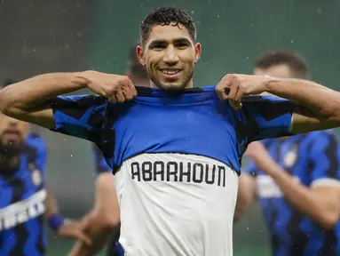 Gelandang Inter Milan, Achraf Hakimi, melakukan selebrasi usai mencetak gol keduanya dalam laga lanjutan Liga Italia Serie A pekan ke-9 melawan Bologna di San Siro Stadium, Sabtu (5/12/2020). Inter milan mengalahkan Bologna 3-1. (AP/Antonio Calanni)