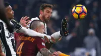 Pemain Juventus, Claudio Marchisio (kanan), berebut bola dengan pemain AS Roma, Radja Nainggolan, dalam laga pekan ke-17 Serie A 2016-2017 di Juventus Stadium, Sabtu (17/12/2016) waktu setempat. (AFP/Marco Bertorello)