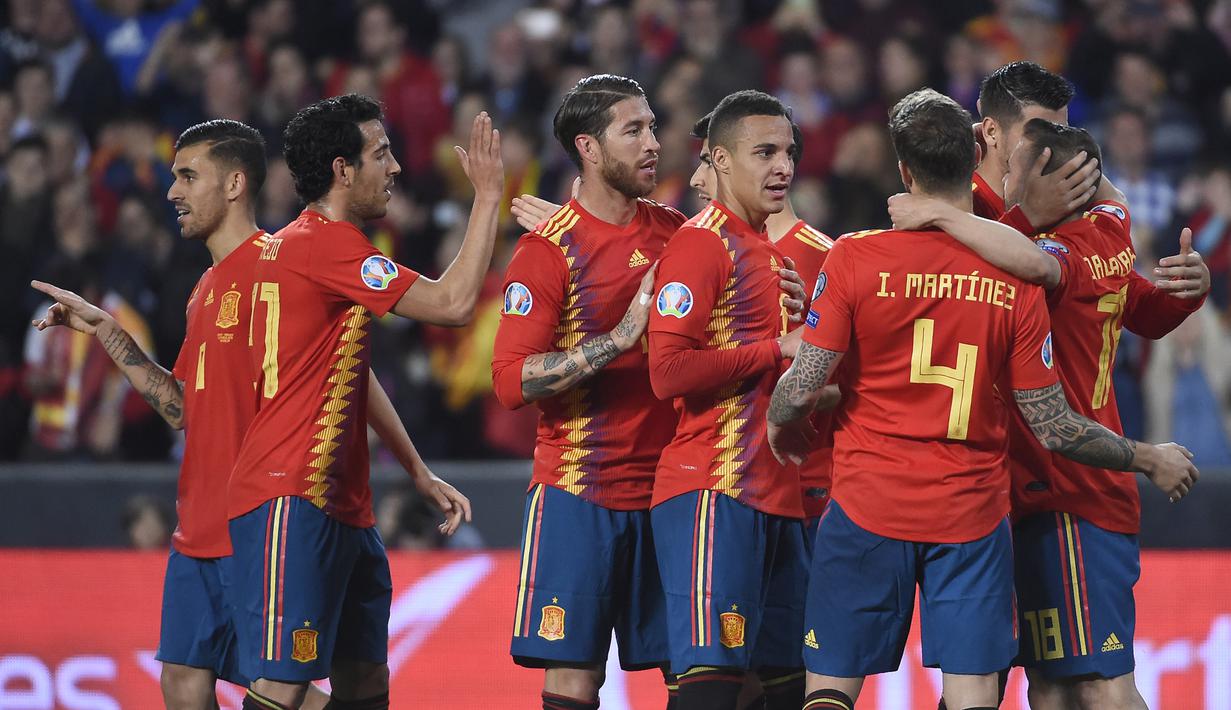 Para pemain Spanyol merayakan gol yang dicetak Rodrigo ke gawang Norwegia pada laga Kualifikasi Piala Eropa 2020 di Stadion Mestalla, Valencia, Sabtu (23/3). Spanyol menang 2-1 atas Norwegia. (AFP/Jose Jordan)