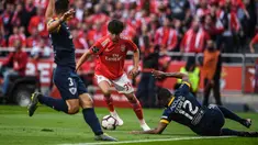 Gelandang Benfica, Joao Felix (tengah) berusaha melewati dua pemain Santa Clara selama pertandingan Liga Portugal di stadion Luz di Porto pada 18 Mei 2019. Pemain 19 tahun ini diboyong Atletico Madrid seharga 126 juta euro atau setara Rp 2 triliun. (AFP Photo/Patricia De Melo Moreira)