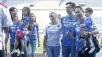 Keluarga Kim Jeffrey Kurniawan terlihat berada di tribune Stadion GBLA jelang laga Persib kontra PSM, Sabtu (2/7/2016). (Bola.com/Nicklas Hanoatubun)