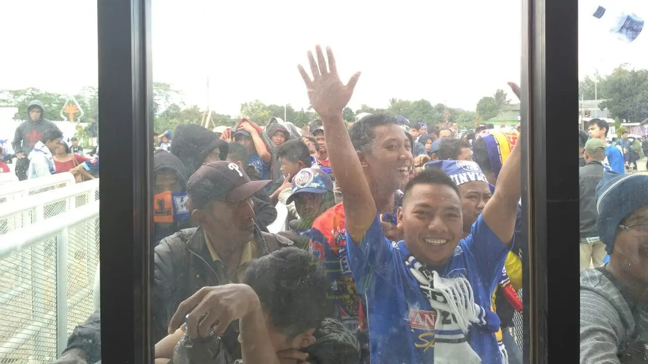 Pendukung Arema FC, Aremania, memadati loket tiket Stadion Pakansari, Bogor, untuk menyaksikan final Piala Presiden 2017. 