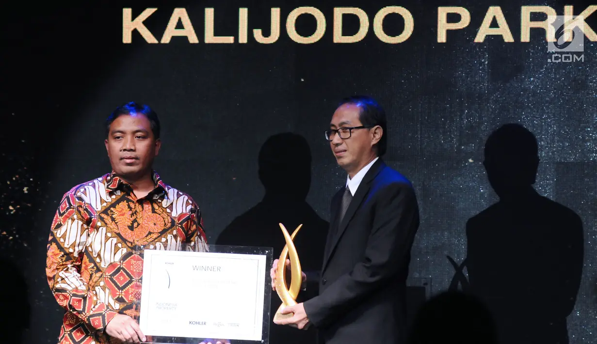Perwakilan dari pengembang revitalisasi Kalijodo (kanan) menerima penghargaan pada malam PropertyGuru Indonesia Property Awards 2017 di Jakarta, Kamis (12/10). (Liputan6.com/Helmi Fithriansyah)