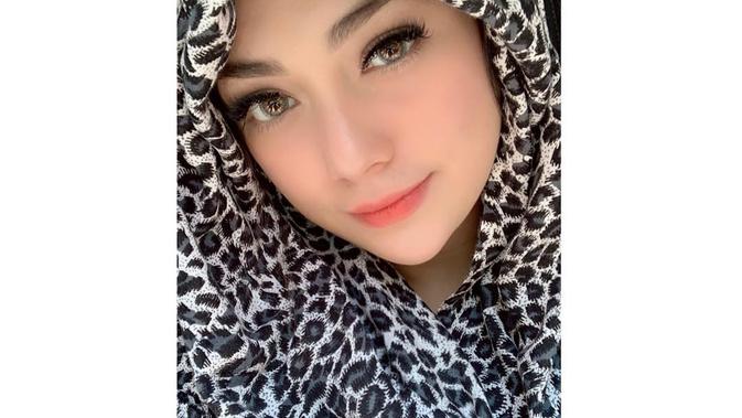 Ikut Pengajian, Ini 7 Potret Celine Evangelista Pakai Hijab - KITA | KITA
