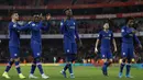 Para pemain Chelsea merayakan kemenangan atas Arsenal pada laga Premier League di Stadion Emirates, London, Minggu (29/12). Arsenal kalah 1-2 dari Chelsea. (AFP/Ian Kington)