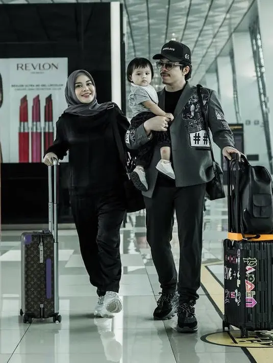 Saat berangkat, keduanya kompak mengenakan pakaian serba hitam. Aurel memadukan outfitnya dengan kerudung abu-abu.  (@aurelie.hermansyah)