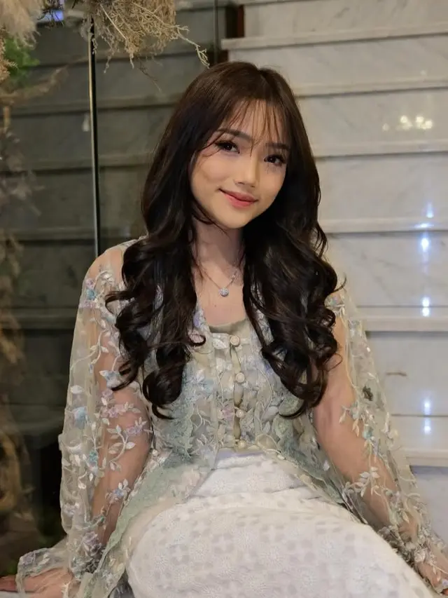 Gaya Artis dan Ibu Pejabat Kenakan Atasan Siluet Kebaya saat Lebaran. [@fuji_an]