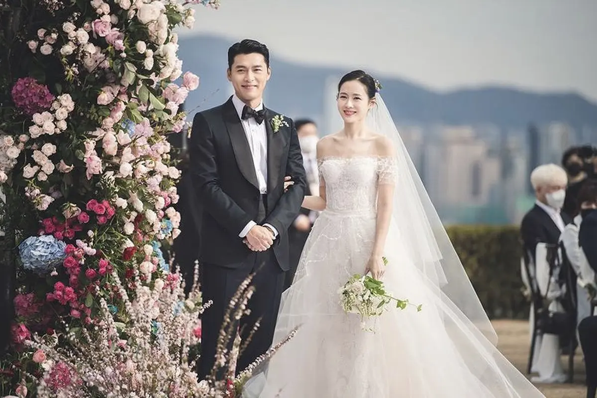 Tampilan Son Ye Jin saat bulan madu bersama Hyun Bin, intip harga tasnya