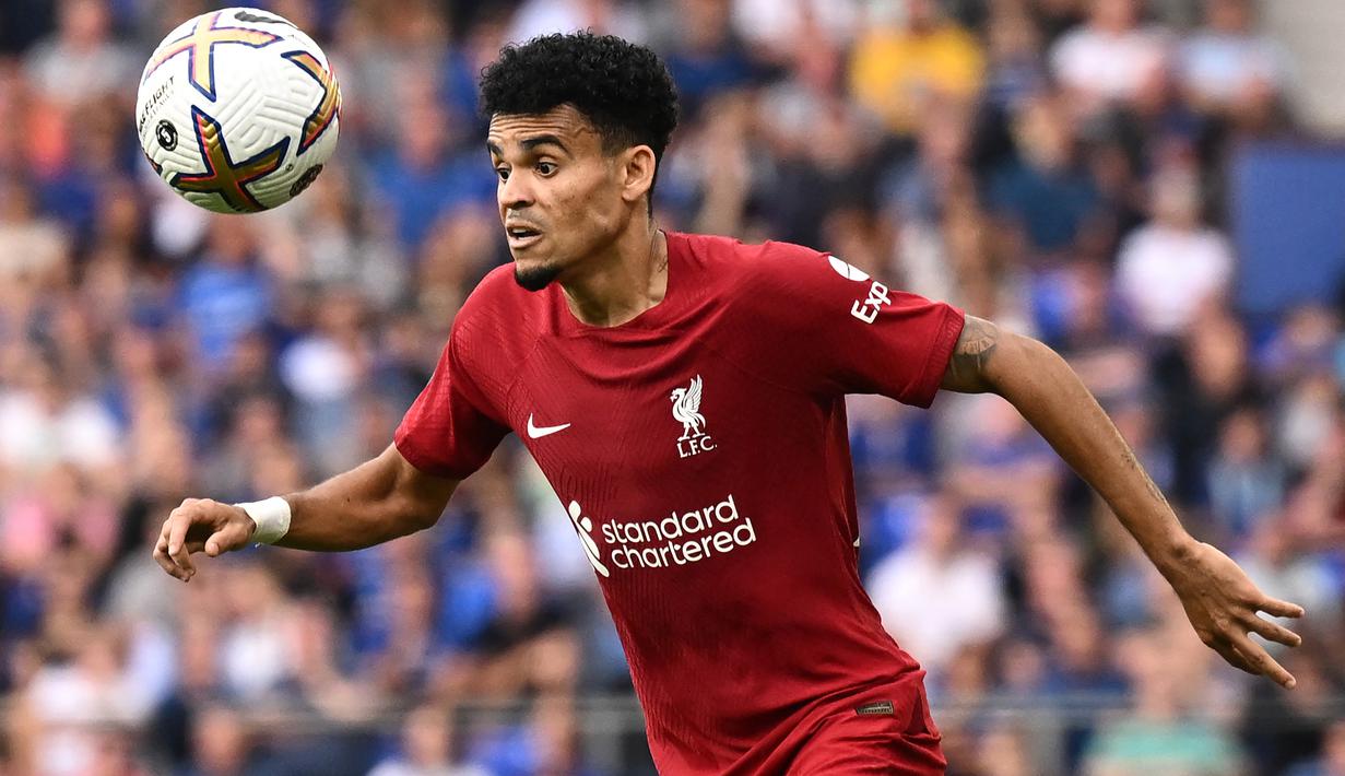 Luis Diaz. Sayap kiri Kolombia berusia 25 tahun yang telah membela Liverpool sejak tengah musim 2021/2022 ini menjadi pembelian termahal kedua The Reds pada bursa transfer musim dingin sepanjang sejarah. Ia didatangkan dari FC Porto pada bursa transfer musim dingin 2021/2022 dengan nilai transfer 47 juta euro atau kini setara Rp782 miliar. (AFP/Oli Scarff)