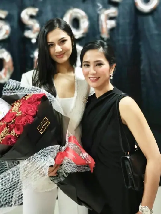 Anak Bunga Zainal dan Kakak Sambungnya (Sumber: Instagram/bungazainal05)