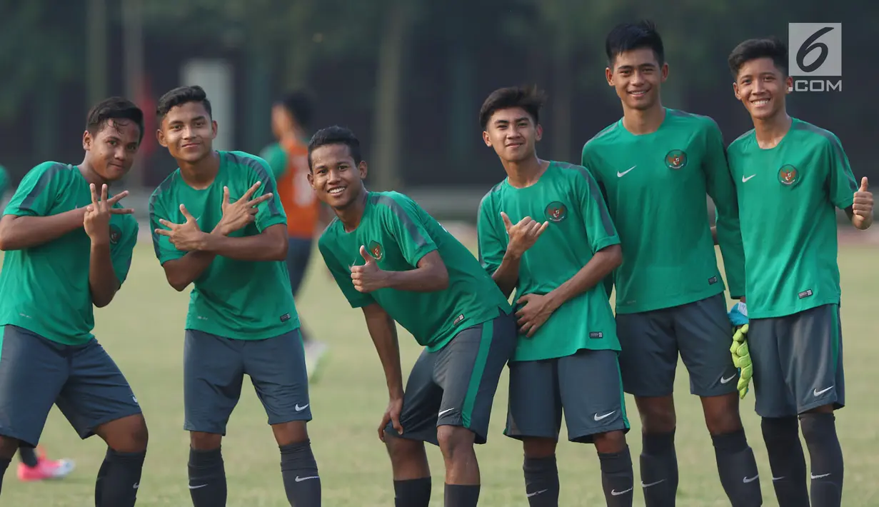 Pemain Timnas Indonesia U-16 berpose usai melakukan ujitanding melawan Bina Mutiara di Lapangan Atang Sutresna, Jakarta, Selasa (4/7). Latih tanding ini persiapan akhir jelang Piala AFF U-15 Thailand, 9-22 Juli. (Liputan6.com/Helmi Fithriansyah)