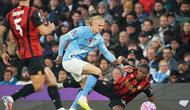 Erling Haaland (Manchester City) berebut bola dengan Bafode Diakite (Bournemouth) dalam laga Liga Inggris di Etihad Stadium, 2 November 2025. (AP Photo/Ian Hodgson)