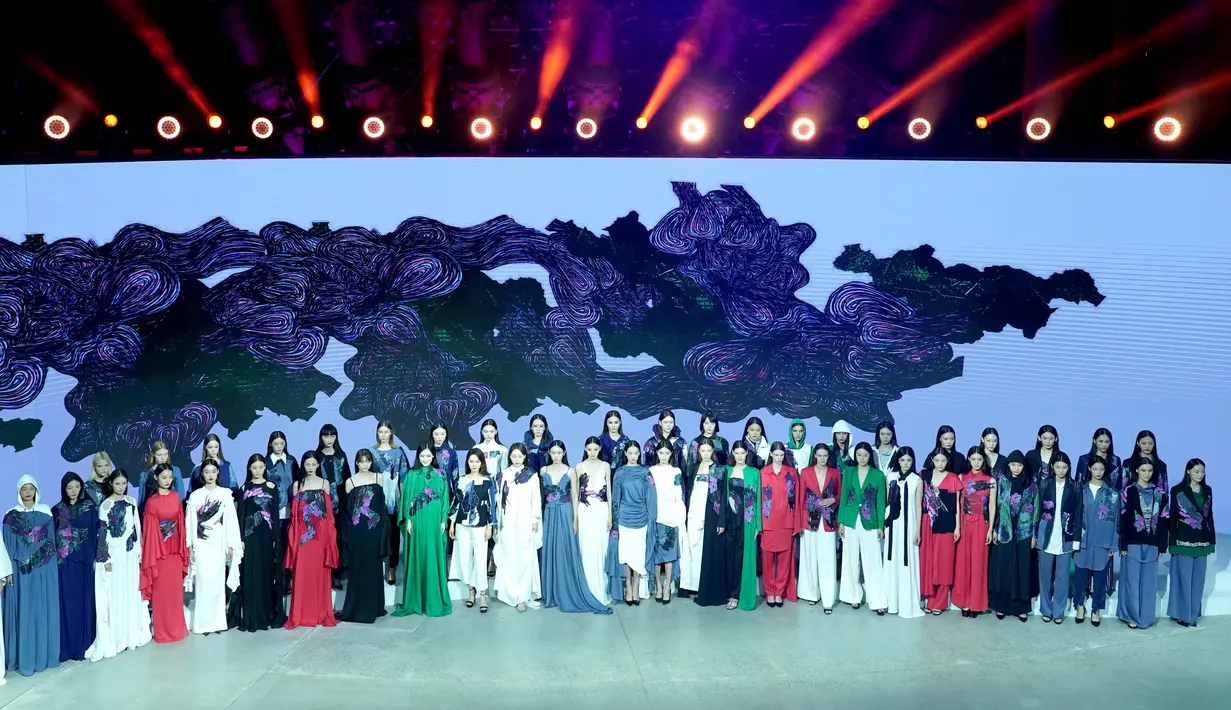 Para desainer dan model menyapa audiens di penghujung acara peragaan busana Desainer Zhang Zhaoda dan putrinya, Zhang Kaihui, dalam Beijing Fashion Week di Beijing, ibu kota China (15/9/2020). (Xinhua/Chen Jianli)