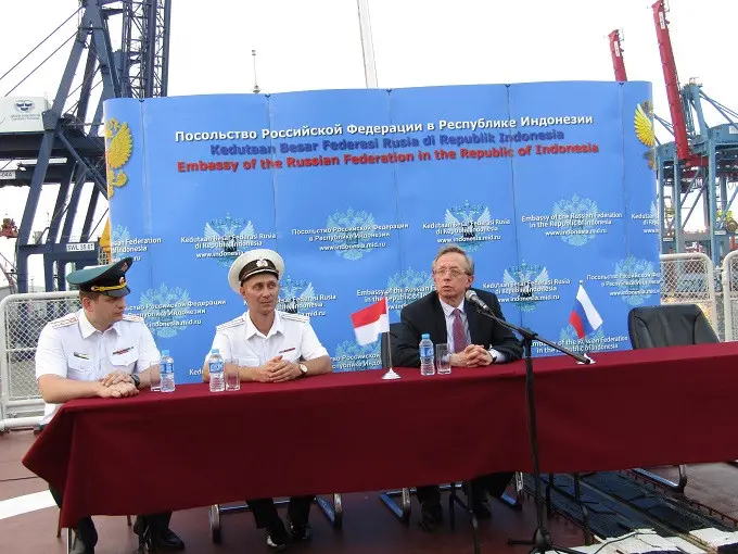 Kapten Alexei Ulyanenko dan Duta Besar Rusia untuk Indonesia Mikhail Y. Galuzin saat melakukan konferensi pers terkait kedatangan kapal perang Varyag Commander (Liputan6.com/Teddy Tri Setio Berty)