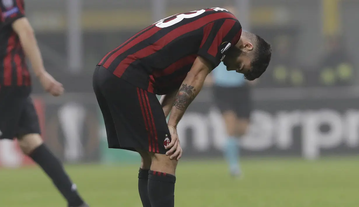 Striker AC Milan, Patrick Cutrone, tampak lesu usai tim nya ditahan imbang AEK Athens pada laga Liga Europa di Stadion San Siro, Milan, Kamis (19/10/2017). AC Milan bermain imbang 0-0 dengan AEK Athens. (AP/Luca Bruno)