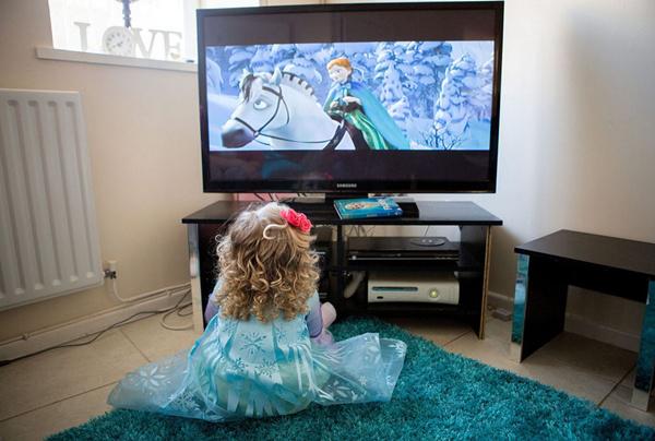 Menurut bunda, Gracia adalah gadis kecil yang sangat suka dengan film Frozen | Photo: Copyright mirror.co.uk