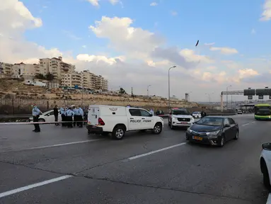 Petugas keamanan Israel memeriksa sebuah mobil setelah terjadinya upaya serangan di pos pemeriksaan az-Za'ayyem di Tepi Barat yang diduduki Israel pada 25 November 2020. Polisi Israel menembak mati seorang pria Palestina pada 25 November 2020. (Xinhua/Muammar Awad)