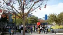 Karyawan Google melakukan aksi protes terkait pelecehan seksual yang terjadi di perusahaannya di Kantor Pusat Mountain View, California, AS,  Kamis (1/11). Karyawan Google serentak melakukan aksi walk out dari kantor untuk berdemo. (AP Photo/Noah Berger)