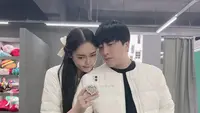 Mirror selfie, Choi Han Bit dan Choi Tae Il tampil serasi mengenakan puffer jacket warna putih. [Foto: IG/choi_tea_il].