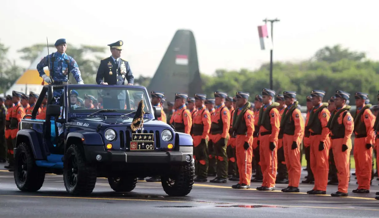 KASAU Marsekal TNI Yuyu Sutisna meninjau prajurit selama upacara Peringatan HUT ke-72 TNI AU di Lanud Halim Perdanakusuma, Jakarta, Senin (9/4). (Merdeka.com/ Iqbal S. Nugroho)