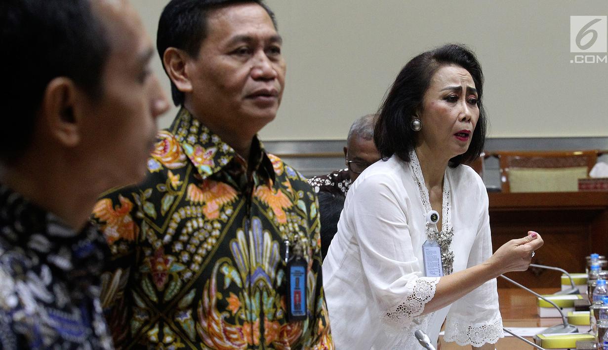 Ketua Pansel Capim KPK Yenti Garnasih didampingi anggota menghadiri Rapat Dengar Pendapat Umum (RDPU) dengan Komisi III DPR di Kompleks Parlemen, Jakarta, Senin (9/9/2019). Rapat terkait dengan dimulainya uji kelayakan dan kepatutan atau fit and proper test capim KPK. (Liputan6.com/Johan Tallo)