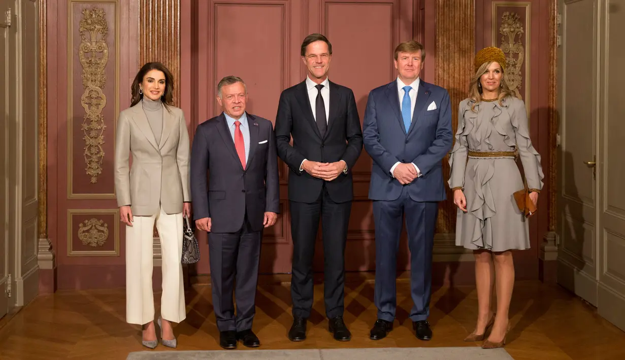 Ratu Rania bersama suaminya Raja Yordania Abdullah II dan Ratu Maxima bersama suaminya Raja Belanda Willem-Alexander berfoto dengan Perdana Menteri Belanda Mark Rutte (tengah) di Den Haag, Belanda (21/3). (AP Photo / Peter Dejong)
