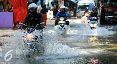 Sejumlah kendaraan menerobos banjir di jalan Pejaten Raya, Jakarta Selatan, Kamis (21/4/2016). Akibat banjir, kemacetan panjang terjadi di Jalan Pejaten Raya. (Liputan6.com/Yoppy Renato)