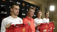 NYARIS DIPECAT - Louis van Gaal mengaku posisinya sebagai manajer Manchester United tidak aman. ( REUTERS/Jason Redmond)