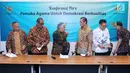 Utusan Khusus Presiden RI untuk Dialog dan Kerja sama antar Agama dan Peradaban, Din Syamsuddin (ketiga kiri) bersama perwakilan pemuka agama yang ada di Indonesia usai memberikan pernyataan di Jakarta, Selasa (10/7). (Liputan6.com/Helmi Fithriansyah)