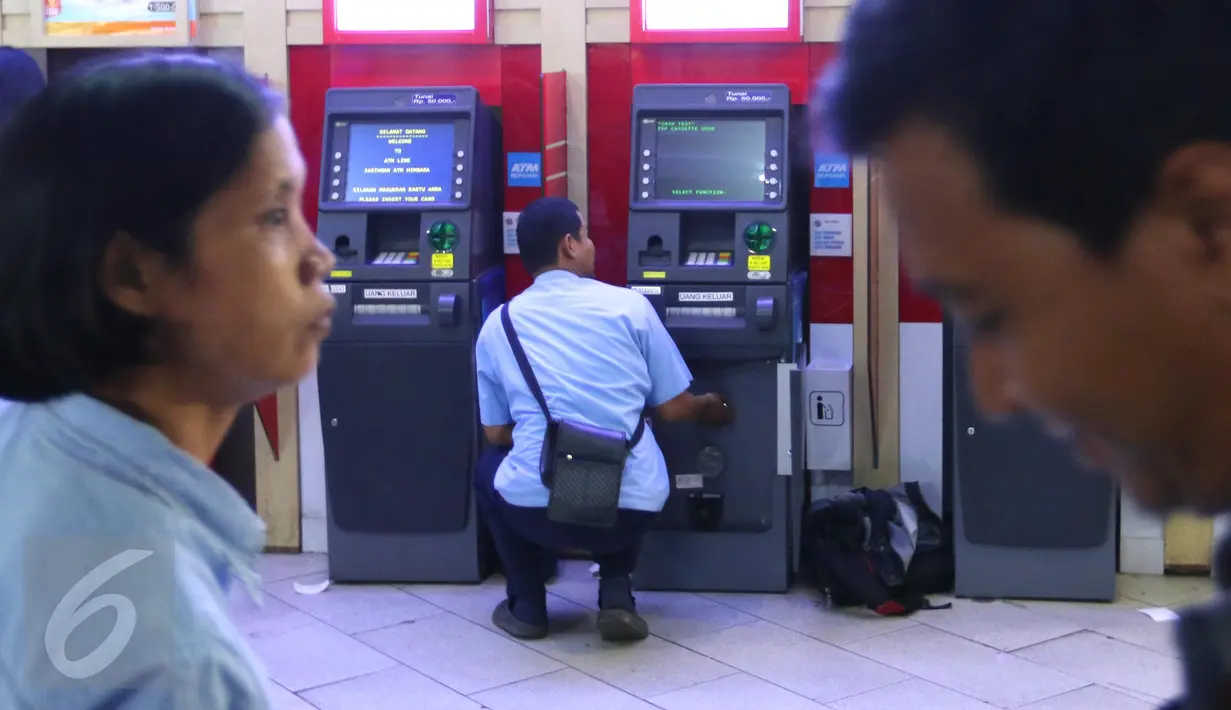 Petugas melakukan pengecekan mesin Anjungan Tunai Mandiri (ATM) di Jakarta, Selasa (17/5). Catatan Bank Indonesia (BI) menunjukkan, pengadaan ATM tidak banyak bertambah signifikan yang hanya mencapai 0,87 %. (Liputan6.com/Angga Yuniar)