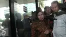 Bupati Serang Ratu Tatu Chasanah sekaligus adik dari mantan Gubernur Banten Ratu Atut Chosiyah saat mendatangi KPK, Jakarta, Selasa (24/5). Kedatangan Ratu Tatu untuk menyerahkan Laporan Harta Kekayaan Pejabat Negara (LHKPN). (Liputan6.com/Helmi Afandi)