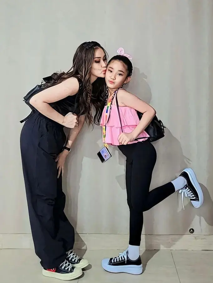 8 Gaya Gemas Ayu Ting Ting-Bilqis Nonton Konser BLACKPINK yang Bikin Dinotice oleh Lisa dan Jisoo