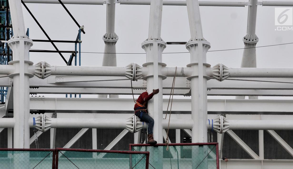 Aktivitas pekerja menyelesaikan proyek LRT Jabodebek di kawasan Cibubur, Jakarta, Senin (18/2). Tarif flat untuk moda transportasi massal ini ditetapkan juga setelah mempertimbangkan kemampuan daya beli masyarakat. (Merdeka.com/Iqbal S. Nugroho)