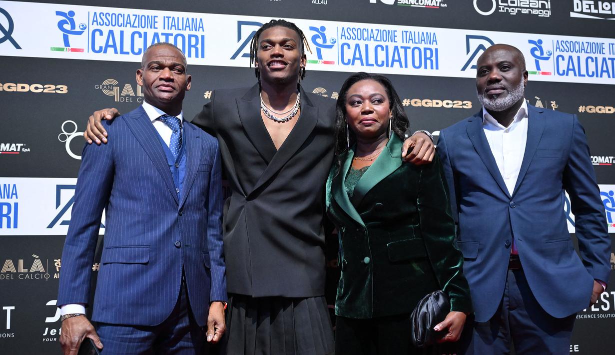 Pemain AC Milan, Rafael Leao (kedua kiri) berpose dengan sejumlah anggota keluarganya saat menghadiri Italian Footballers Association (AIC) Awards 2023 di Milan, Italia, Selasa (05/12/2023) WIB. (AFP/Marco Bertorello)