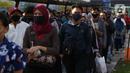 Antrean calon penumpang KRL Commuterline di area pedestrian Stasiun Terpadu Tanah Abang, Jakarta, Kamis (27/8/2020). Guna menekan penyebaran Covid-19, aparat terkait terus menghimbau pentingnya menaati protokol kesehatan. (Liputan6.com/Helmi Fithriansyah)