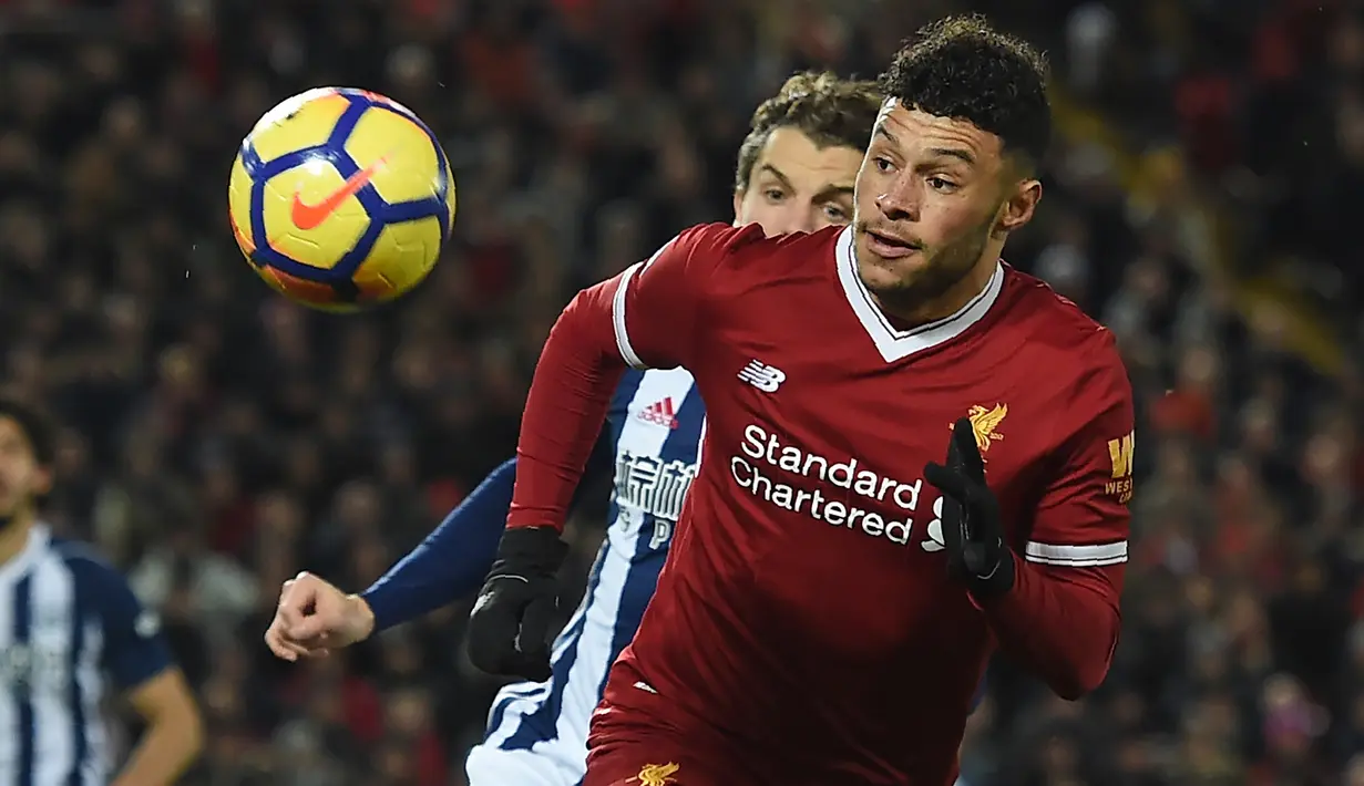 Gelandang Liverpool, Alex Oxlade-Chamberlain mengejar bola pada laga pekan ke-17 Premier League menjamu West Bromwich Albion di Stadion Anfield, Rabu (13/12). Liverpool dibuat frustrasi dengan pertahanan West Brom dan berimbang 0-0. (Paul ELLIS / AFP)