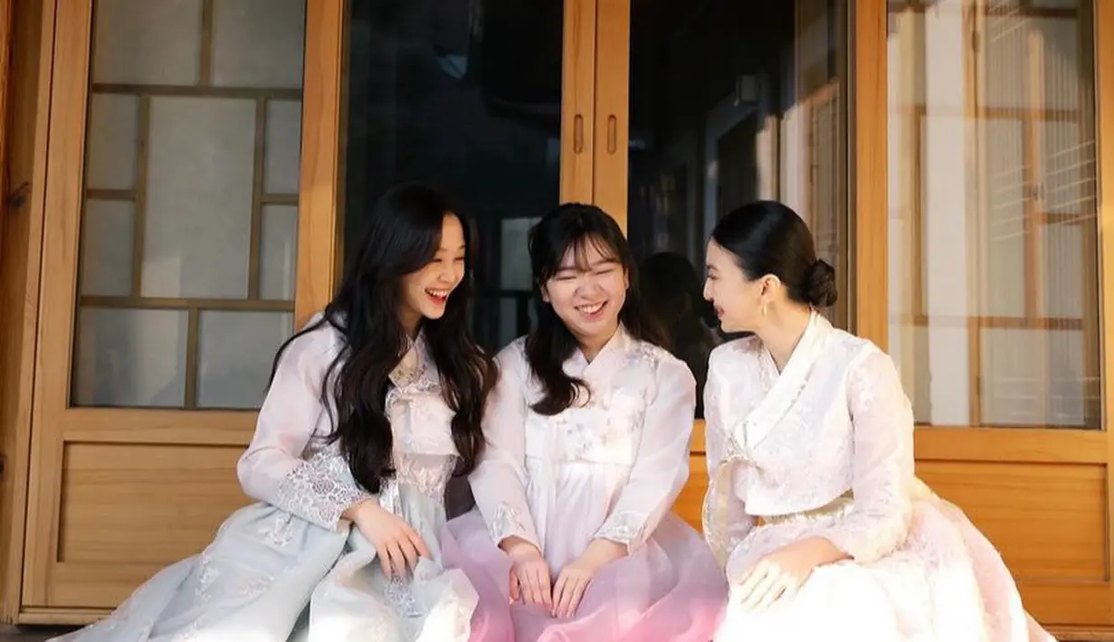 Raline pun tampak mengenakan anting-anting silver. Tampak ia pun berfoto bersama keduanya. [@bysrahyoon/@ralineshah]