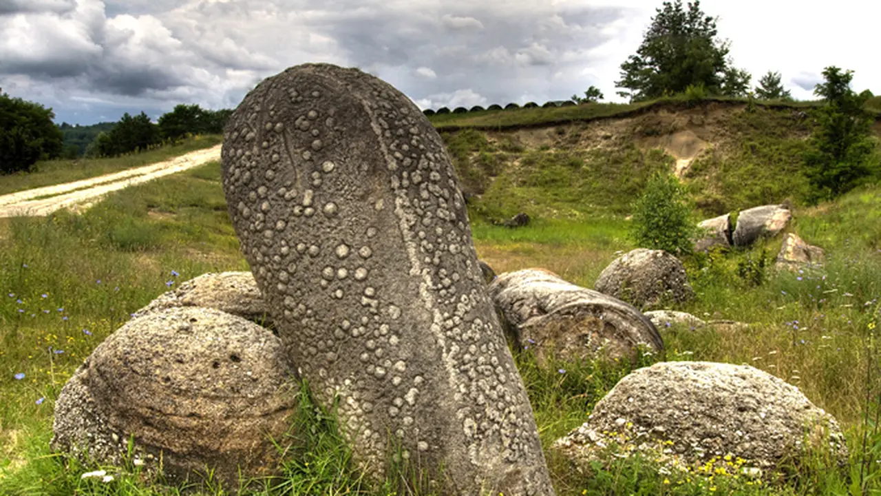 Batu-batu Misterius Ini Hanya Ada di Rumania