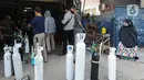 Warga mengantre untuk mengisi ulang tabung gas oksigen di kawasan Ciputat, Tangerang Selatan, Banten, Senin (5/7/2021). Antrean terjadi seiring  peningkatan lonjakan korban positif COVID-19. (merdeka.com/Arie Basuki)