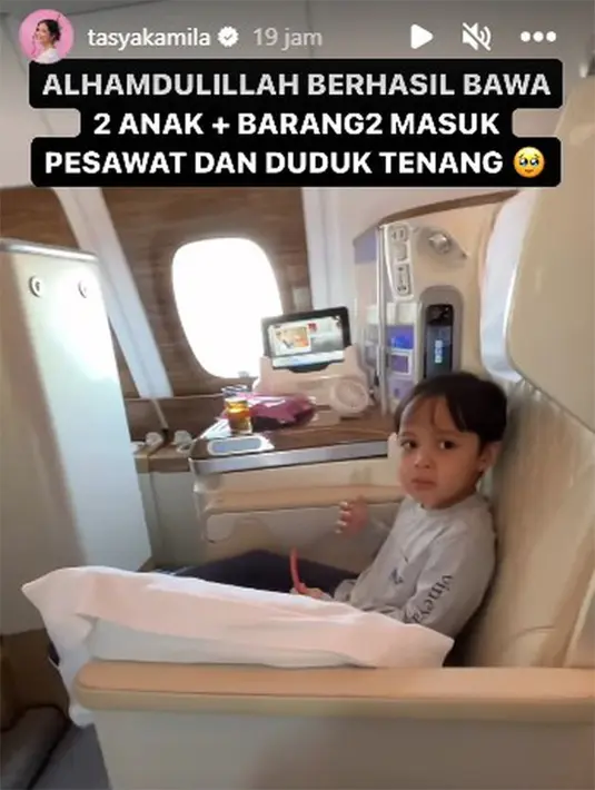 Setelah semuanya mengurus sendiri, bintang sinetron Tasya itu merasa tenang setelah di dalam pesawat. "Alhamdullilah berhasil bawa 2 anak + Barang-barang masuk pesawat dan duduk tenang," tulisnya. [Instagram/tasyakamila]