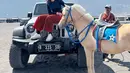 Edisi liburan di dalam negeri, kali ini Naysila mengenakan long sleeve top dan long pants merah bata yang nyaman saat berwisata ke gunung Bromo. [@naymirdad]