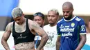 Pemain Persib Bandung tertunduk lesu setelah dikalahkan Persik Kediri pada laga BRI Liga 1 2022/2023 di Stadion Pakansari, Bogor, Jawa Barat, Rabu (8/3/2023). Persik Kediri mengalahkan Persib Bandung dengan skor 2-0. (Bola.com/M. Iqbal Ichsan)